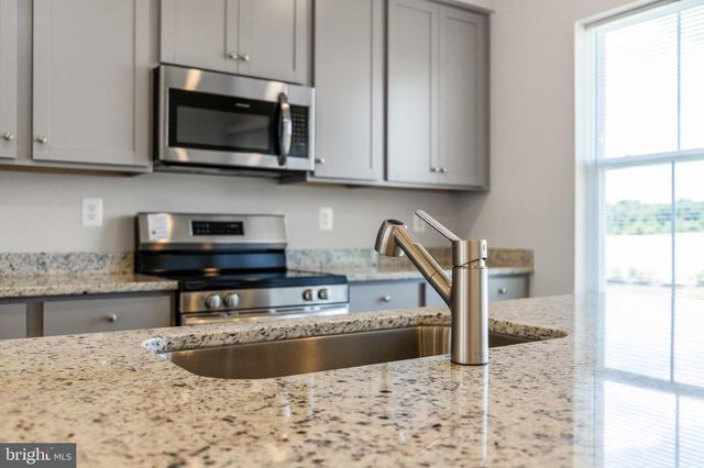 105 MILBURN DR, Martinsburg, WV 25401