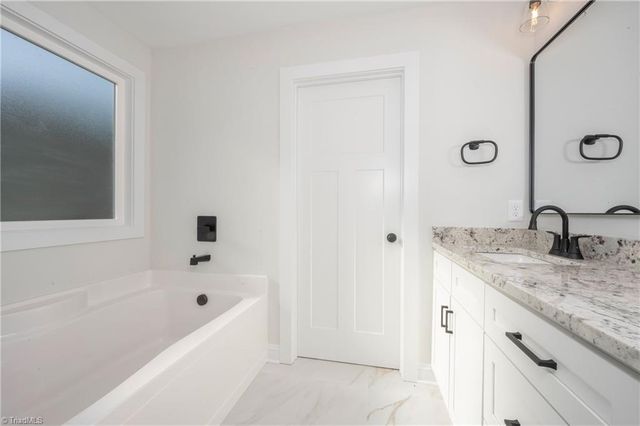 5040 Whitewood Lane, Winston-salem, NC 27104