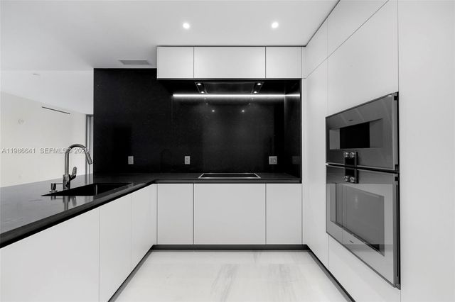 300 Biscayne Blvd Way 2409, Miami, FL 33131