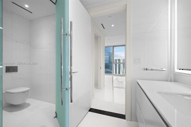 300 Biscayne Blvd Way 2409, Miami, FL 33131