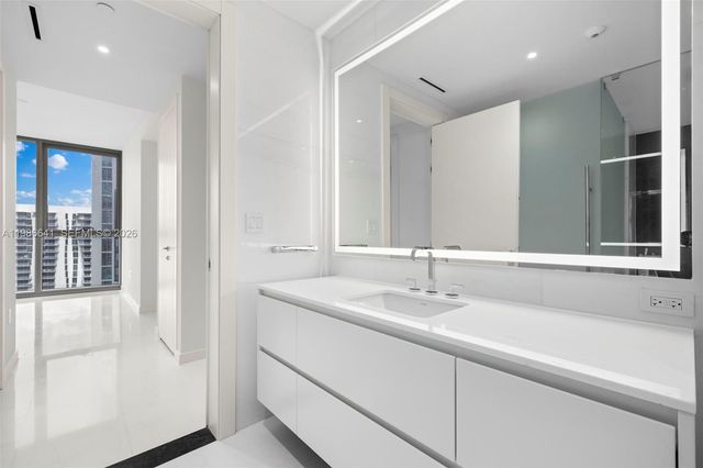 300 Biscayne Blvd Way 2409, Miami, FL 33131