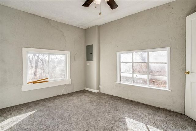 9043 Walnut Street, Kansas City, MO 64114