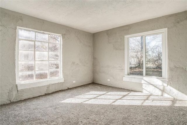 9043 Walnut Street, Kansas City, MO 64114