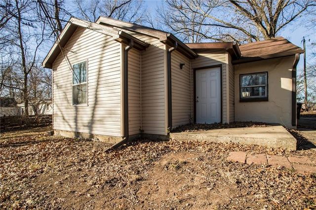 9043 Walnut Street, Kansas City, MO 64114