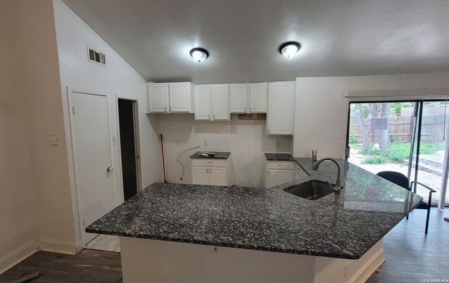 6011 Forest Rdg, San Antonio, TX 78240