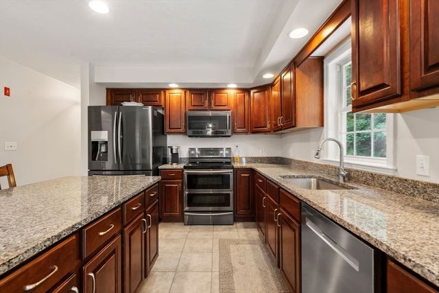 7 Evergreen Ln, Sturbridge, MA 01518
