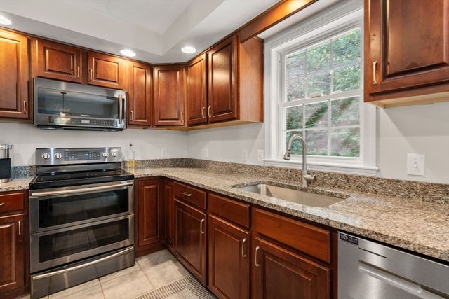 7 Evergreen Ln, Sturbridge, MA 01518