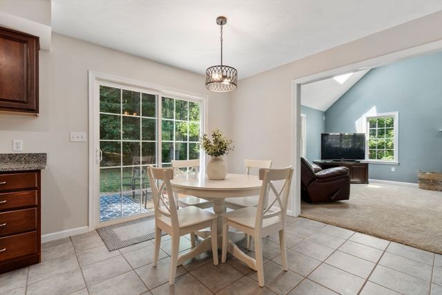 7 Evergreen Ln, Sturbridge, MA 01518