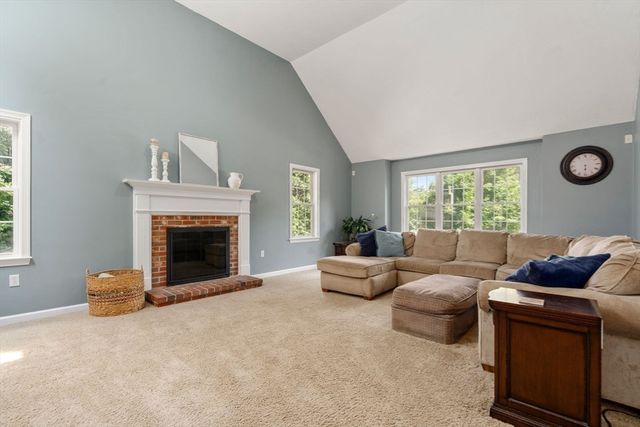 7 Evergreen Ln, Sturbridge, MA 01518