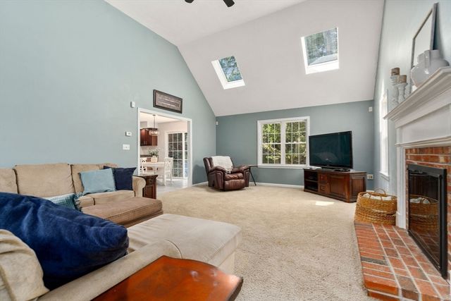 7 Evergreen Ln, Sturbridge, MA 01518