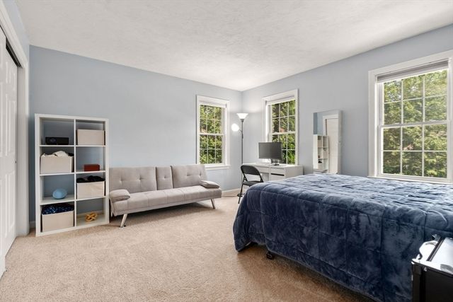 7 Evergreen Ln, Sturbridge, MA 01518
