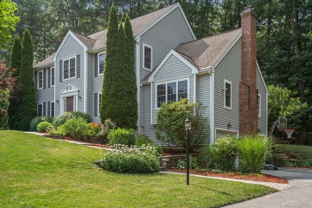 7 Evergreen Ln, Sturbridge, MA 01518