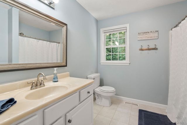 7 Evergreen Ln, Sturbridge, MA 01518