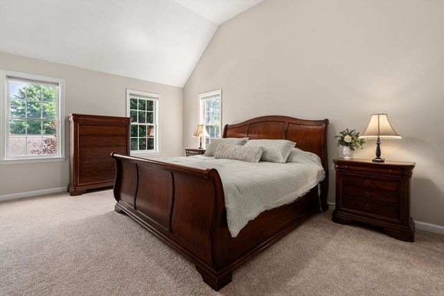 7 Evergreen Ln, Sturbridge, MA 01518