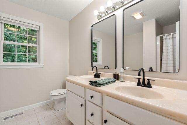7 Evergreen Ln, Sturbridge, MA 01518