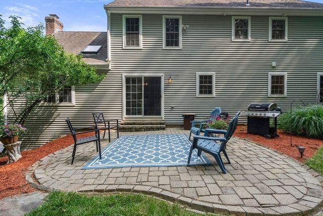 7 Evergreen Ln, Sturbridge, MA 01518