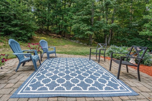 7 Evergreen Ln, Sturbridge, MA 01518