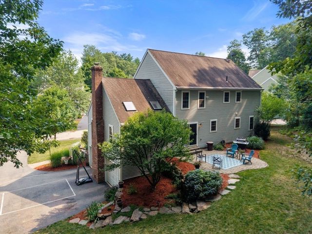 7 Evergreen Ln, Sturbridge, MA 01518