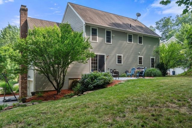 7 Evergreen Ln, Sturbridge, MA 01518