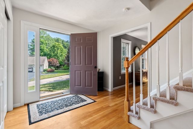 7 Evergreen Ln, Sturbridge, MA 01518