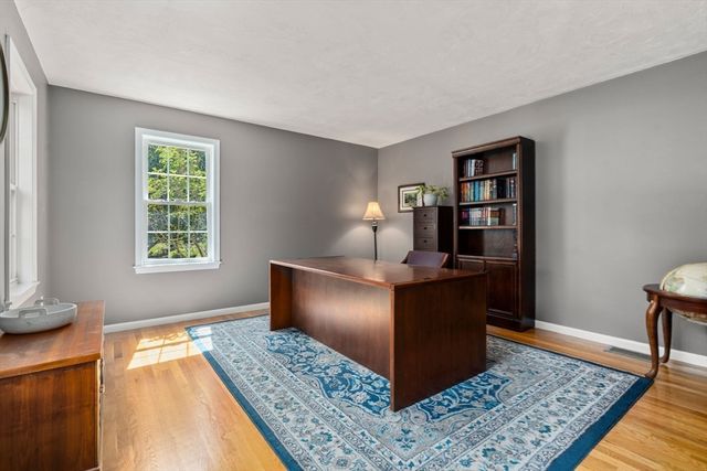7 Evergreen Ln, Sturbridge, MA 01518
