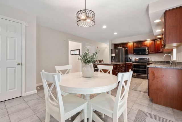 7 Evergreen Ln, Sturbridge, MA 01518