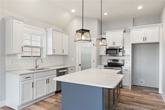 11204 Winged Foot Drive, Sellersburg, IN 47172