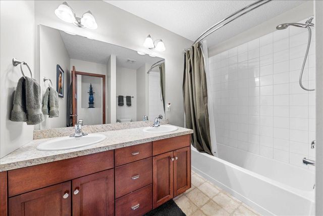 1618 Headwaters Lane, Woodbury, MN 55129
