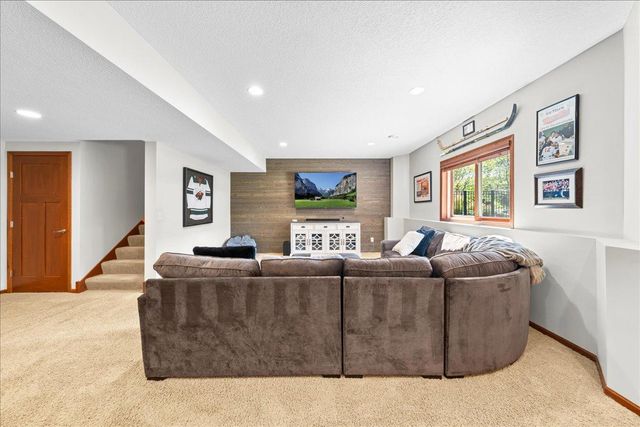 1618 Headwaters Lane, Woodbury, MN 55129