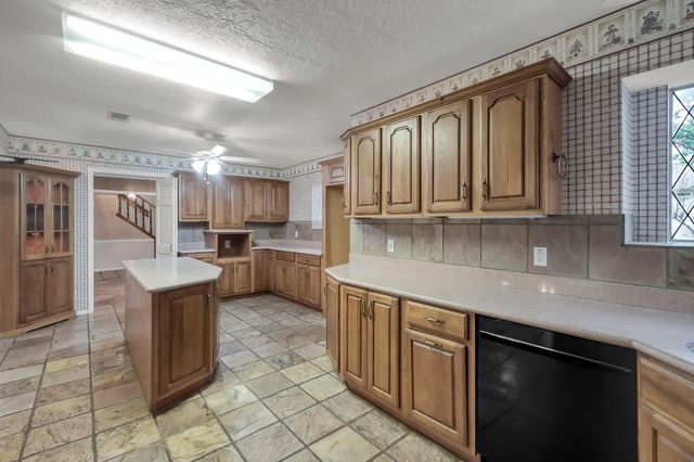 105 Broken Bough Lane, Conroe, TX 77304