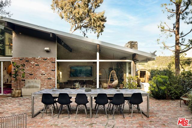 2419 Banyan Drive, Los Angeles, CA 90049