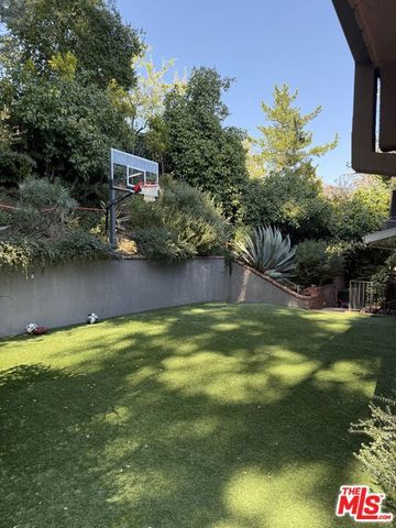 2419 Banyan Drive, Los Angeles, CA 90049