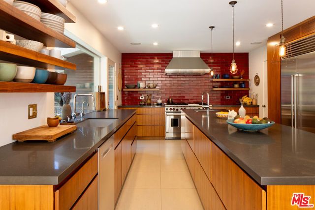 2419 Banyan Drive, Los Angeles, CA 90049