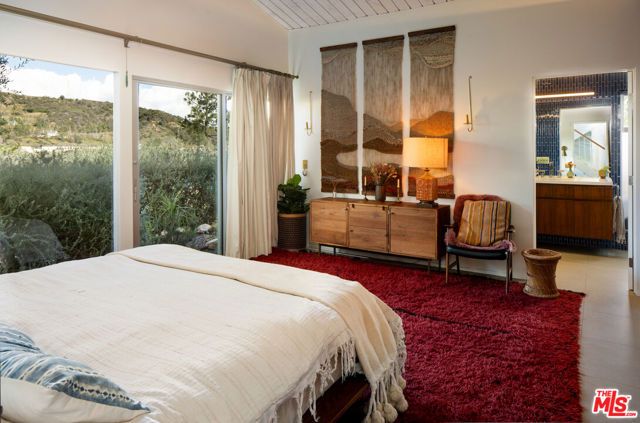 2419 Banyan Drive, Los Angeles, CA 90049