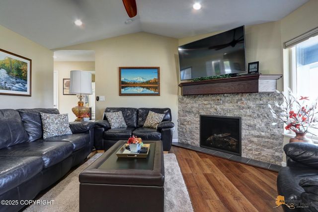 528 N Beaver Lake Road, Big Lake, AK 99652