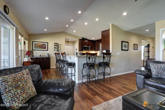 528 N Beaver Lake Road, Big Lake, AK 99652