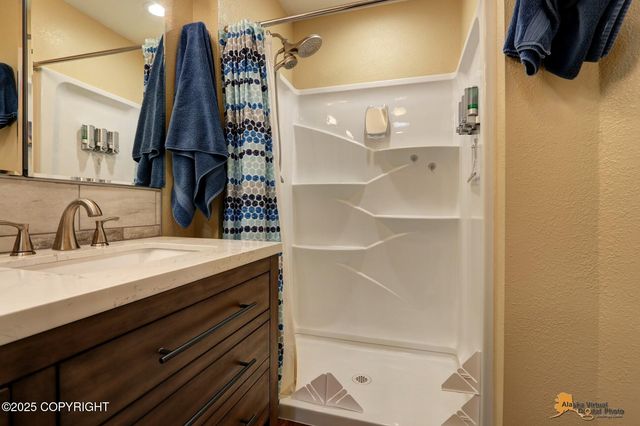 528 N Beaver Lake Road, Big Lake, AK 99652