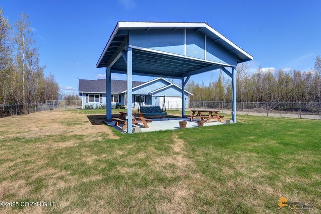 528 N Beaver Lake Road, Big Lake, AK 99652