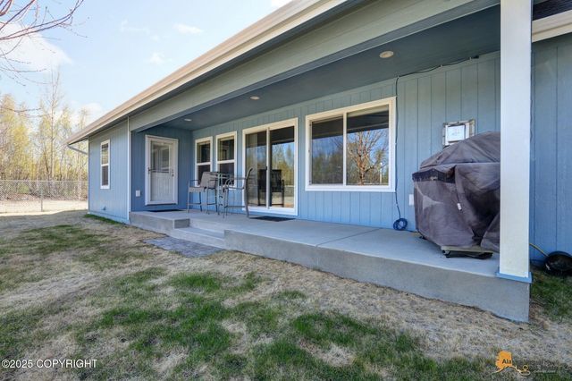 528 N Beaver Lake Road, Big Lake, AK 99652