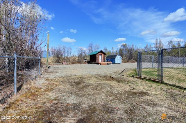 528 N Beaver Lake Road, Big Lake, AK 99652