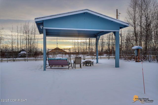 528 N Beaver Lake Road, Big Lake, AK 99652