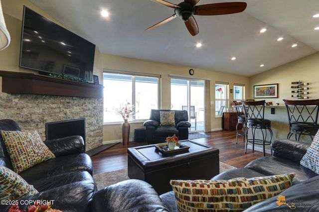 528 N Beaver Lake Road, Big Lake, AK 99652