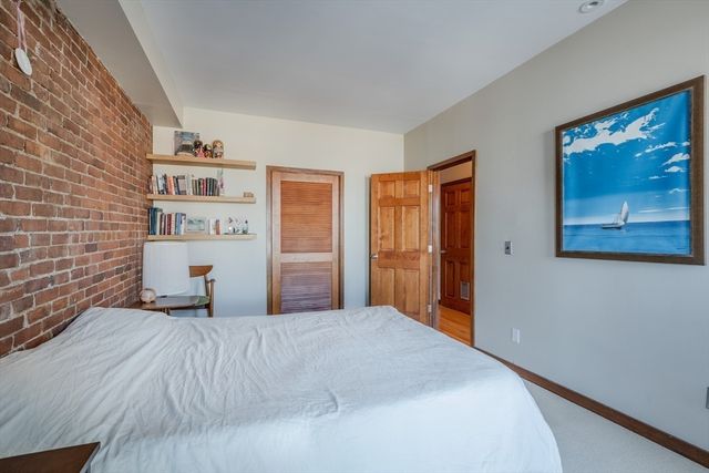 231 Main St 3R, Northampton, MA 01060