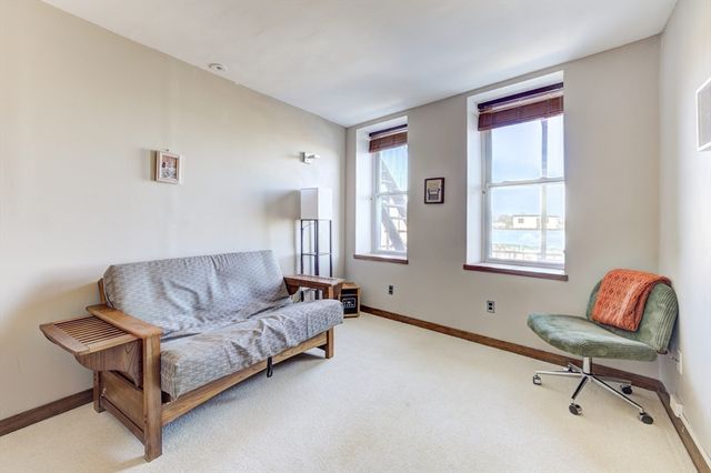 231 Main St 3R, Northampton, MA 01060