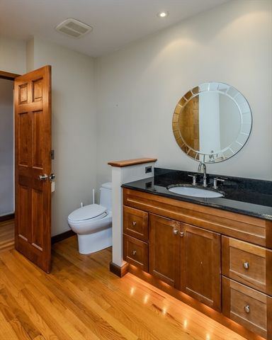 231 Main St 3R, Northampton, MA 01060