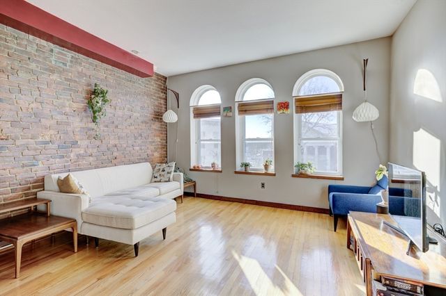 231 Main St 3R, Northampton, MA 01060