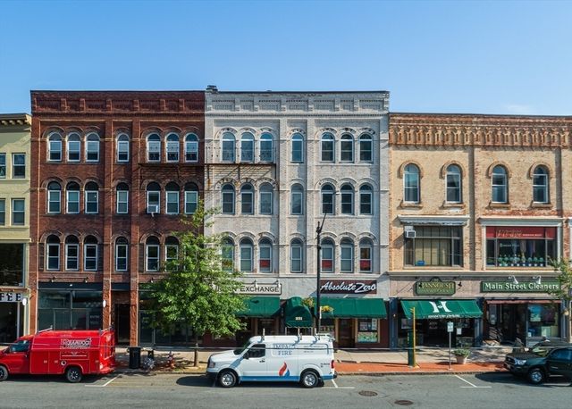 231 Main St 3R, Northampton, MA 01060