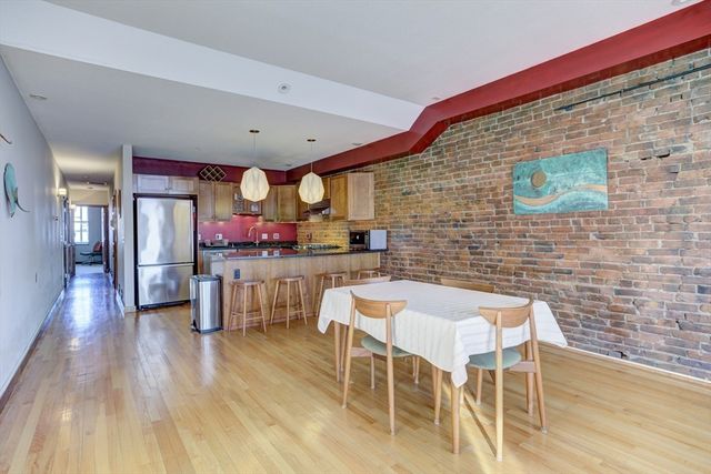 231 Main St 3R, Northampton, MA 01060