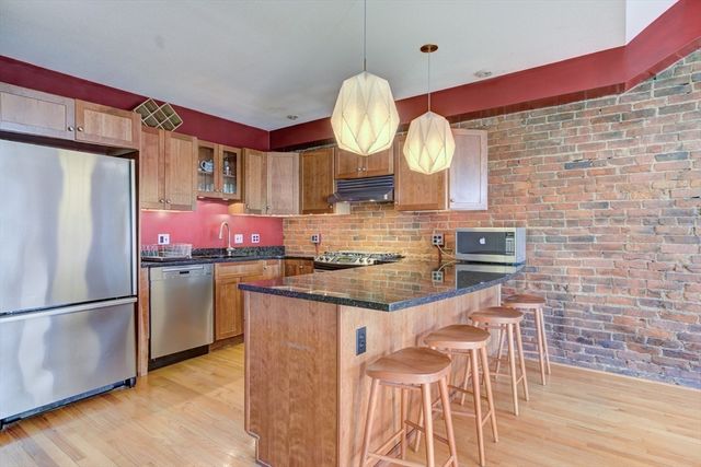 231 Main St 3R, Northampton, MA 01060