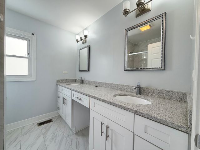 213 Vintage Lane, Buffalo Grove, IL 60089